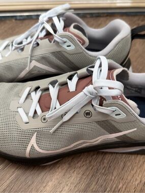 Nike Light Gray and Mauve Athletic Sneakers